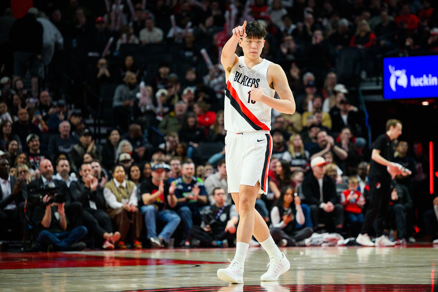 爱游戏体育官方入口-杨瀚森谈第一年打NBA感受：快 转换快&amp;节奏快&amp;要不停地折返跑
