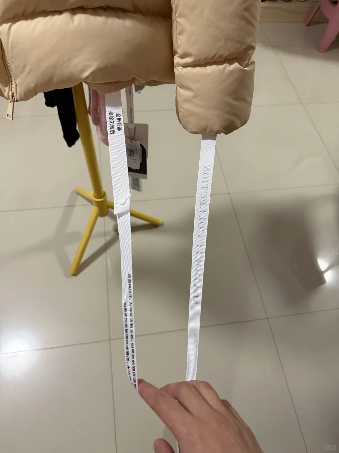 爱游戏体育官方入口-商家防“蹭穿”与恶意退货出新招：继“比脸还大的吊牌”后又推超半米“防盗绳”